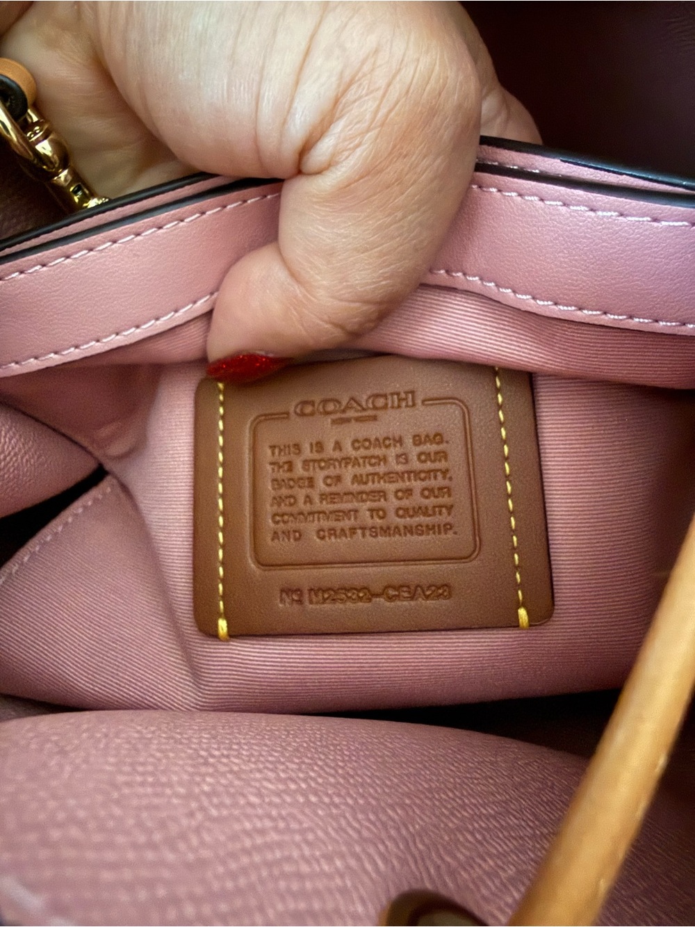 NWOT Coach Outlet Rowan bucket bag in powder pink WITHOUT tea rose charm - Picture 3 of 10